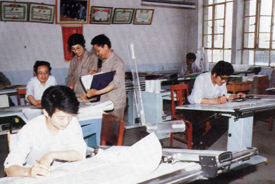 从1984年第一季度到抓管理上登记全面提高企业素质验收前，采取分线检查、总结成绩、找出差距、提出措施、限期整改的方法，使各项工作在整顿中巩固提高，在巩固提高中进行再整顿，再提高。