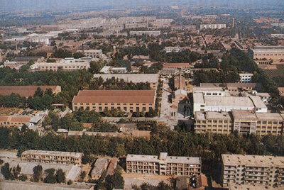 推土机总厂本部厂区。山东推土机总厂建立时，固定资产原值为2569万元，占地面积为517538平方米，建筑面积为170861平方米。