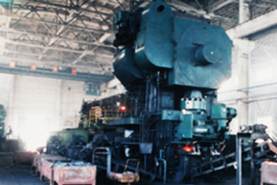 3月24日，世界第一台德国奥姆卡4000吨热模锻生产线在dg视讯总厂热模锻车间安装调试。