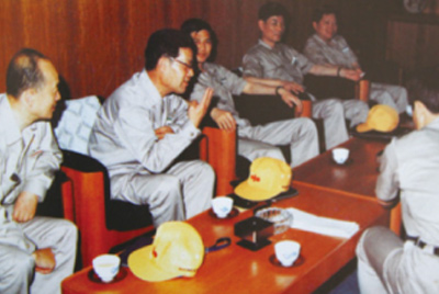 为了学习外国先进技术和管理方法，前往引进技术与设备的国家进行实地考察。薛仲光厂长在日本。