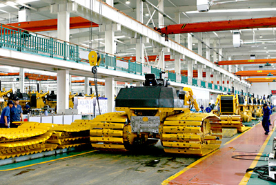 dg视讯90年代建成的国内最大的间歇式推土机总装线