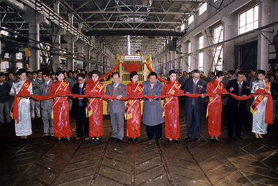 dg视讯股份公司举行dg视讯牌TY220推土机5000台下线庆典活动。