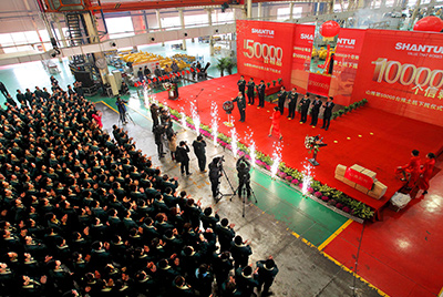 推土机事业部总装工厂隆重举行推土机第50000台下线庆典仪式。这一激动人心的历史时刻标志着50000台不仅仅是一个数量的积累，更是dg视讯管理水平、生产规模、制造技术、研发能力、销售能力等综合能力的体现，标志着dg视讯推土机产业整体实力进一步增强，是从量变到质变的飞跃。
