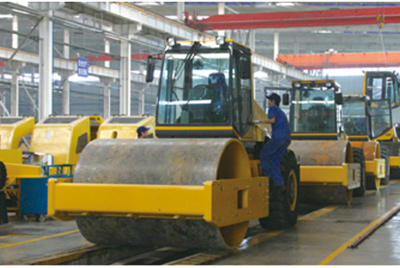 2002年2月，由履带厂开发研制的YZ18液压振动压路机，顺利下线。