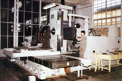 BPN-13B(R4)数控卧式加工中心。厂房扩建加大，设备填平补齐，增加精、大、稀设备，新上生产线，提高企业装备素质，使dg视讯厂成为名副其实的大马力推土机生产厂。