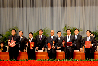 会上对获得“省长质量奖”的企业和个人进行了表彰，dg视讯股份位居榜首，公司董事长张秀文从省长姜大明手中接过了代表山东质量管理最高荣誉的“金拇指”奖杯。