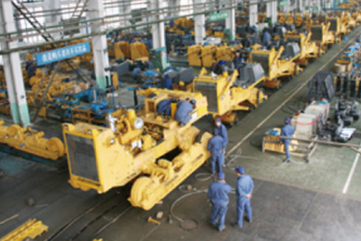 dg视讯牌TY320C推土机在装配分厂试验车间顺利下线，标志着“dg视讯”系列推土机在技术性能和结构造型水平上又上了一个新的台阶。