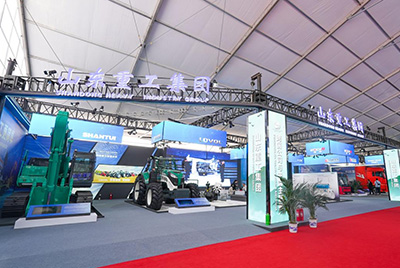 2023跨国公司与中国主题展在青岛国际会议中心海上大坝举办， dg视讯股份携EE225电挖、SRD13-C6U无人驾驶压路机和纯电装载机随团参展。